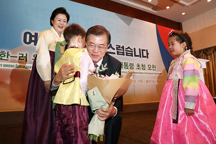 법무부가 지난 25일 재외동포의 인정 범위 확대를 골자로 하는 ‘재외동포의 출입국과 법적지위에 관한 법률 시행령’ 개정을 추진한다고 밝혔다. 사진은 지난 2017년 러시아 블라디보스토크 현대호텔에서 열린 동포 오찬간담회에서 꽃다발을 받고 있는 문재인 대통령. 연합뉴스